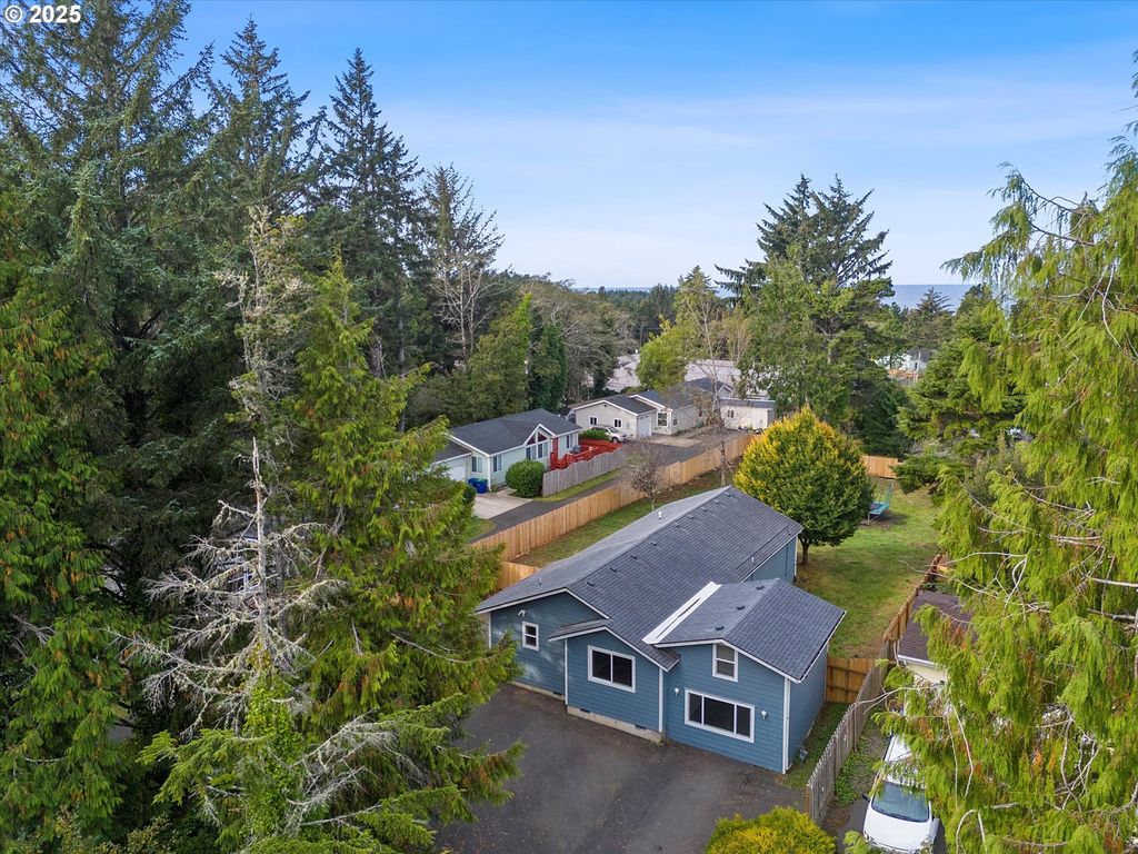 665 Se INDIAN TRAIL Ave, Depoe Bay, OR 97341