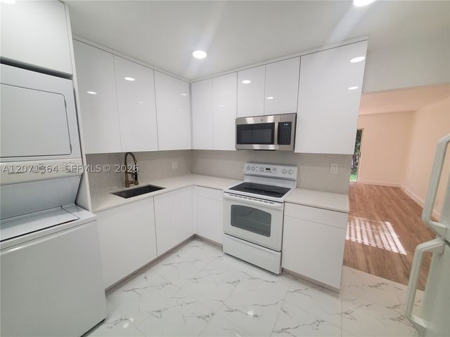 9203 NW 38th Dr 2, Coral Springs, FL 33065