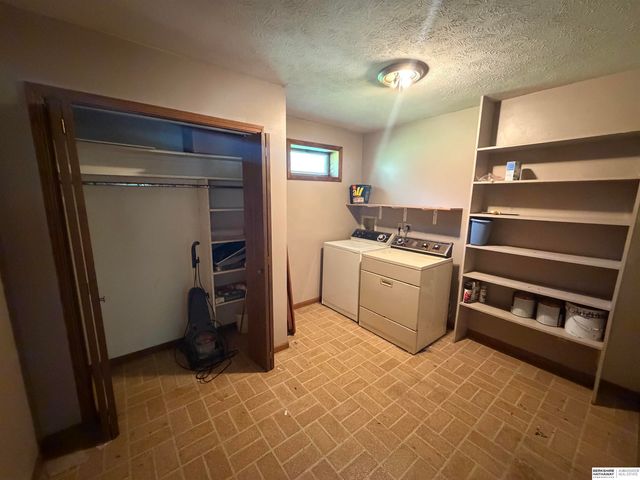 11222 Erskine Street, Omaha, NE 68164