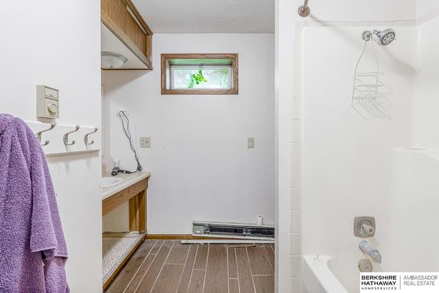 11222 Erskine Street, Omaha, NE 68164