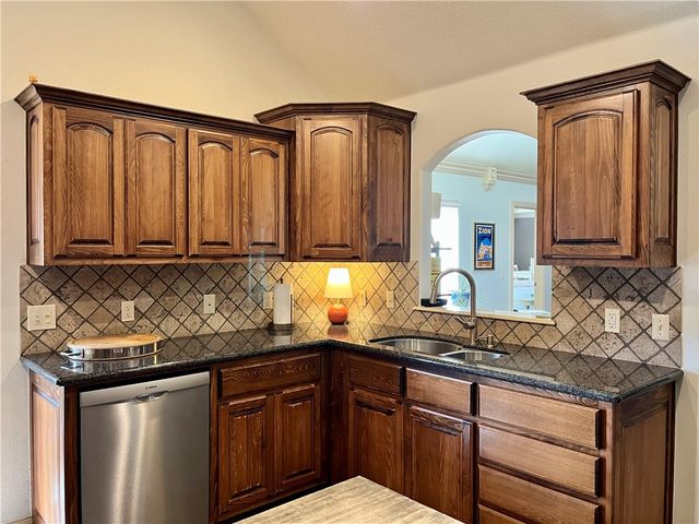 321 Essex Way, Centerton, AR 72719