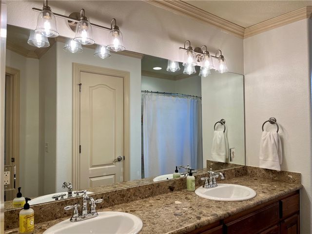 321 Essex Way, Centerton, AR 72719