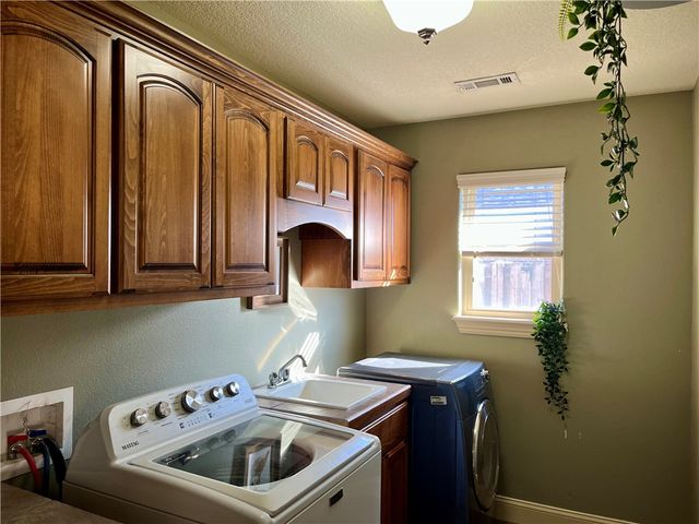 321 Essex Way, Centerton, AR 72719