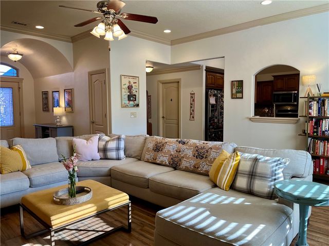 321 Essex Way, Centerton, AR 72719