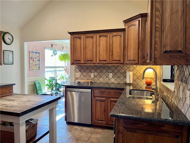 321 Essex Way, Centerton, AR 72719