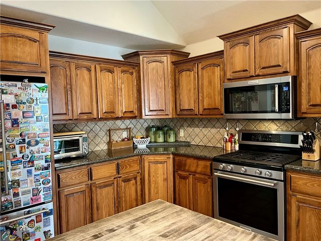 321 Essex Way, Centerton, AR 72719