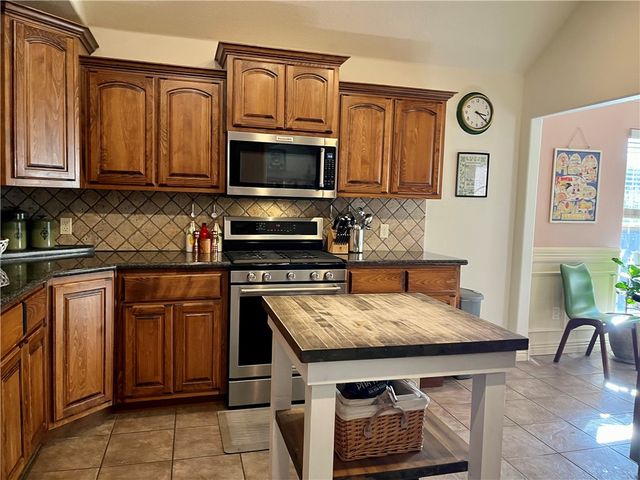 321 Essex Way, Centerton, AR 72719