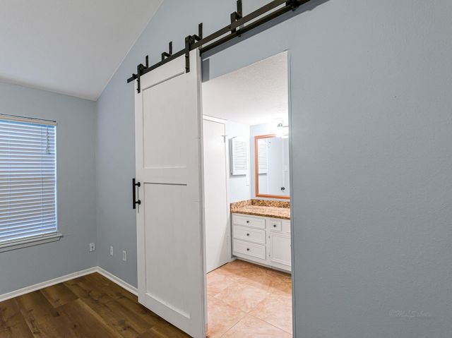 2568 Bering Drive, Houston, TX 77057