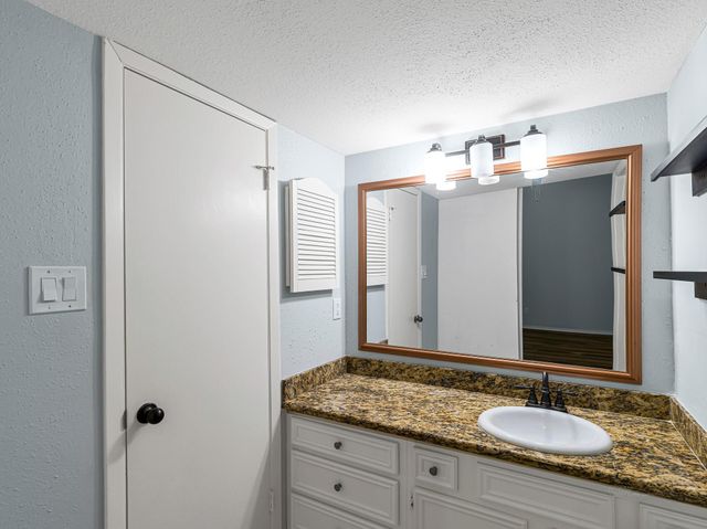 2568 Bering Drive, Houston, TX 77057