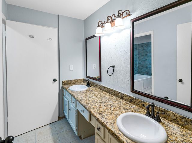 2568 Bering Drive, Houston, TX 77057