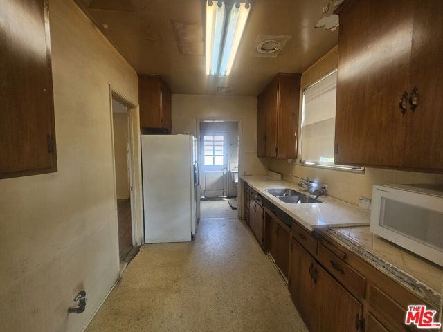 6834 Encino Avenue, Van Nuys (los Angeles), CA 91406