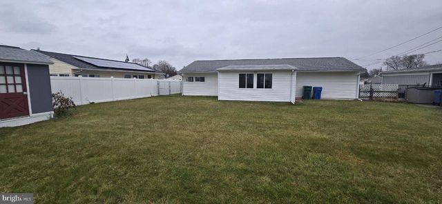 35 BEECHTREE RD, Levittown, PA 19057