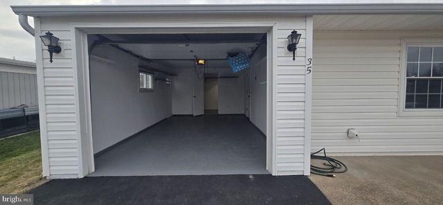 35 BEECHTREE RD, Levittown, PA 19057