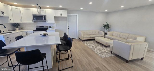 35 BEECHTREE RD, Levittown, PA 19057