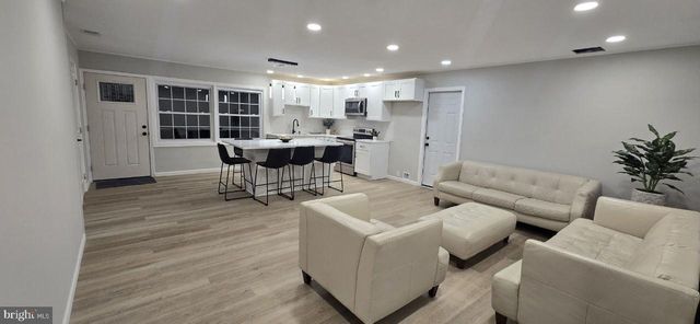 35 BEECHTREE RD, Levittown, PA 19057