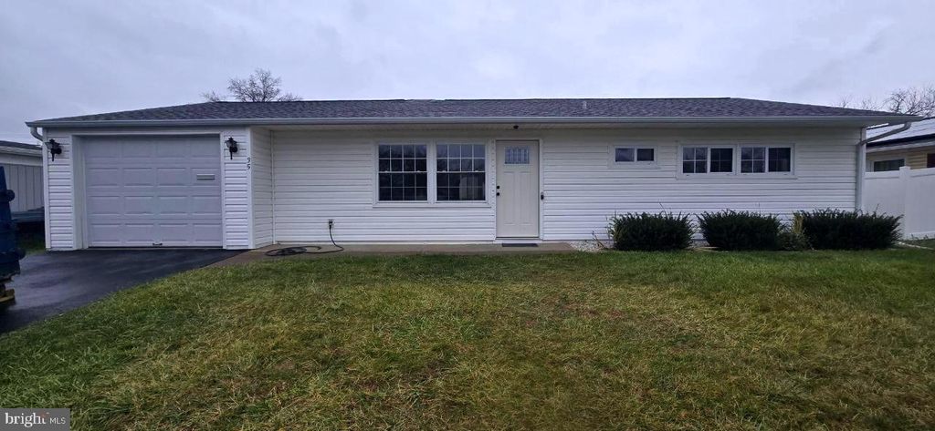 35 BEECHTREE RD, Levittown, PA 19057