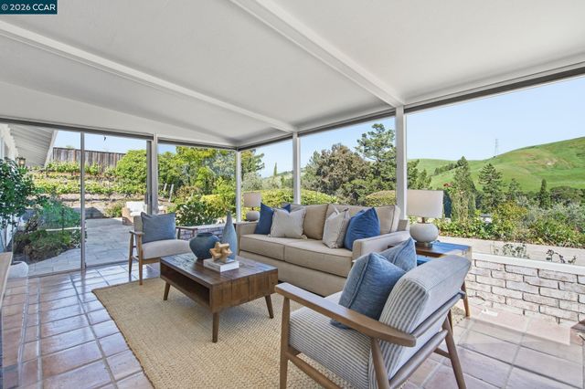 91 Shuey Dr, Moraga, CA 94556