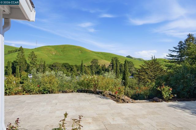 91 Shuey Dr, Moraga, CA 94556