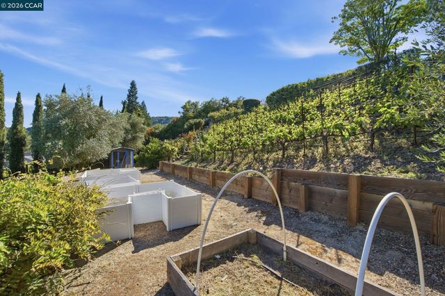 91 Shuey Dr, Moraga, CA 94556