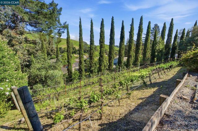 91 Shuey Dr, Moraga, CA 94556