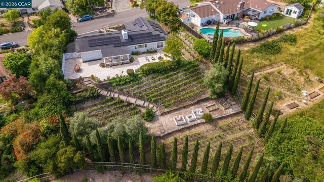 91 Shuey Dr, Moraga, CA 94556