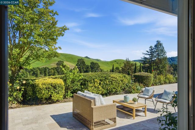 91 Shuey Dr, Moraga, CA 94556