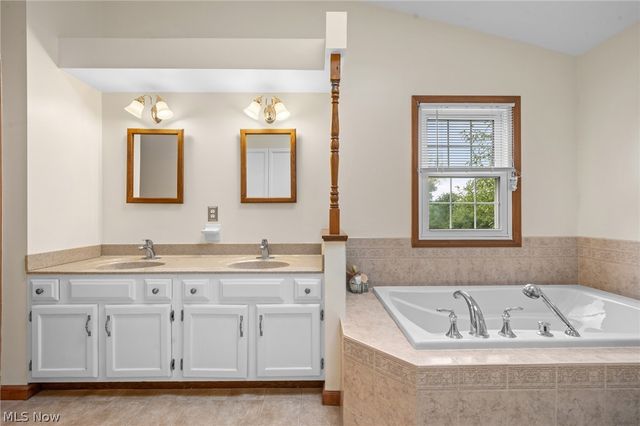 8572 Lake In The Woods Trail, Chagrin Falls, OH 44023