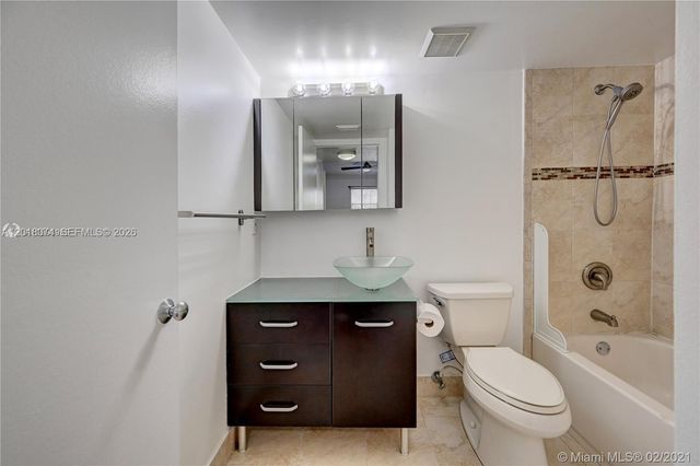2850 N Oakland Forest Dr 202, Oakland Park, FL 33309