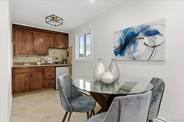 230 Sequams Lane Center, West Islip, NY 11795