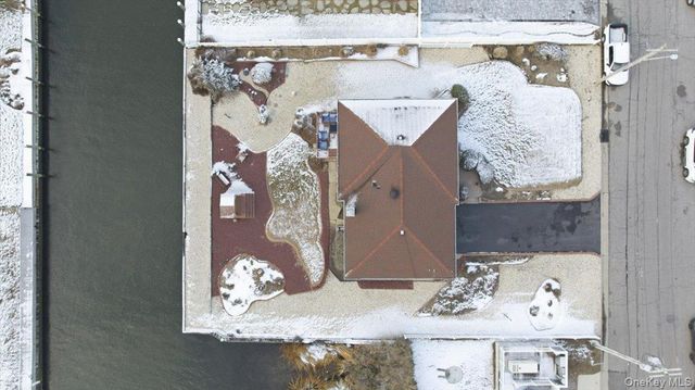 230 Sequams Lane Center, West Islip, NY 11795