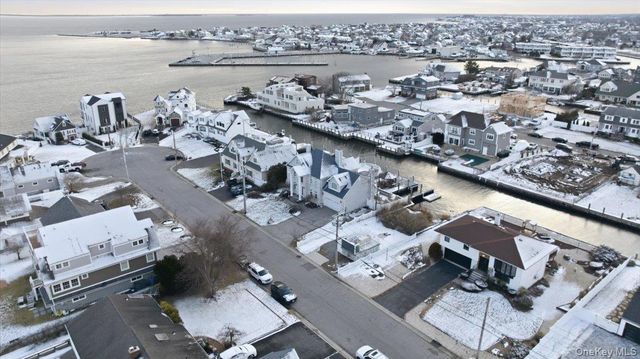 230 Sequams Lane Center, West Islip, NY 11795