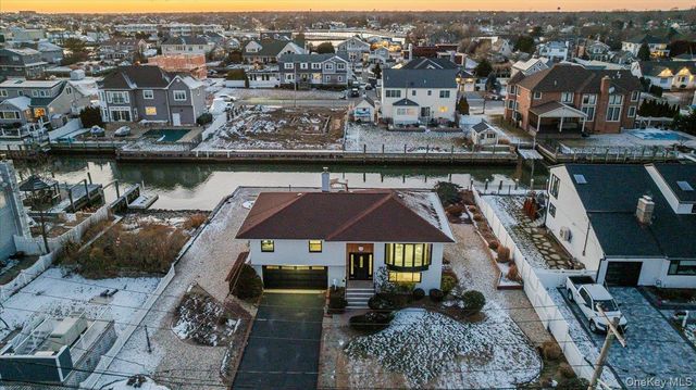 230 Sequams Lane Center, West Islip, NY 11795