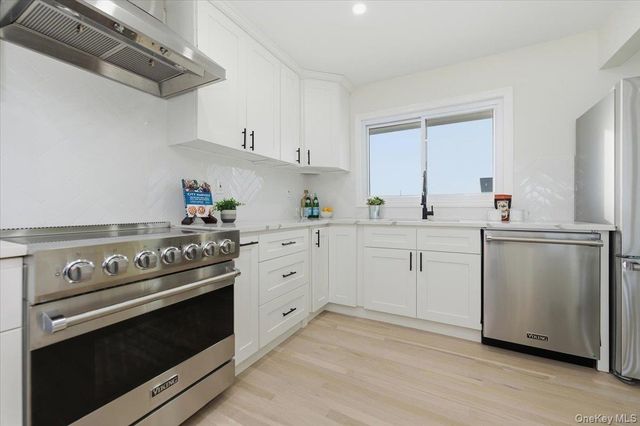 230 Sequams Lane Center, West Islip, NY 11795