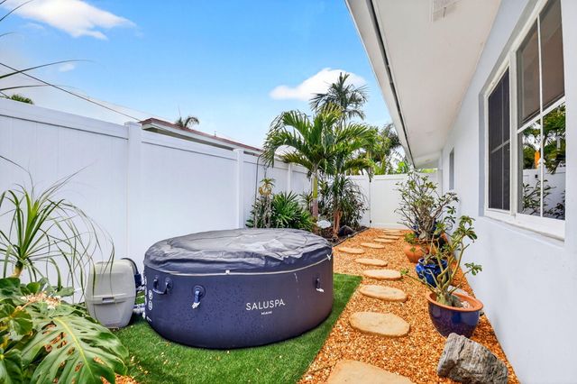 2842 SW 4th Street, Boynton Beach, FL 33435