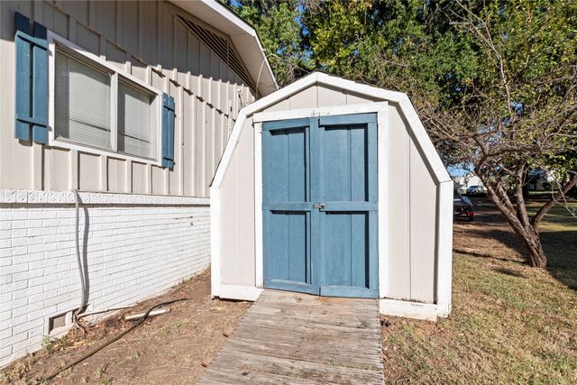 230 Bushwhacker Drive, Mabank, TX 75156