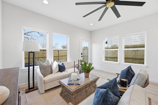 528 N 4th Street, La Porte, TX 77571