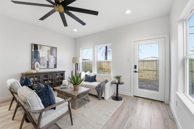 528 N 4th Street, La Porte, TX 77571