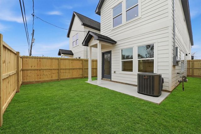 528 N 4th Street, La Porte, TX 77571