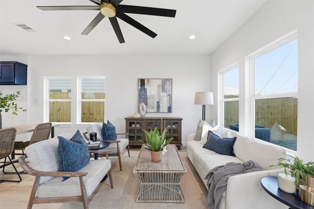 528 N 4th Street, La Porte, TX 77571