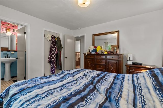 4 Rhonda CIR, Hampton, VA 23669