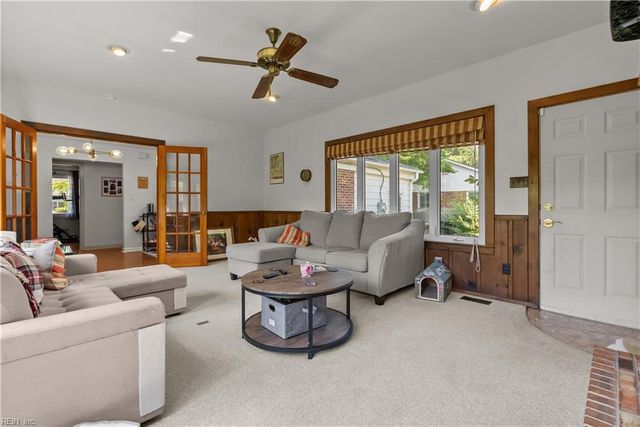 4 Rhonda CIR, Hampton, VA 23669