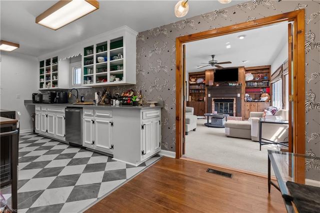 4 Rhonda CIR, Hampton, VA 23669