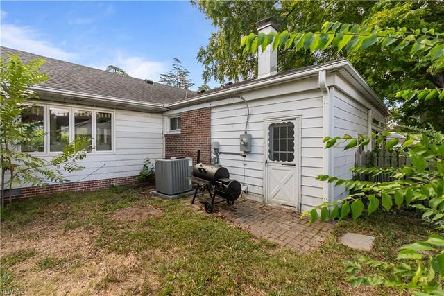 4 Rhonda CIR, Hampton, VA 23669