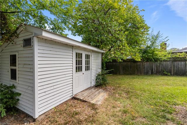 4 Rhonda CIR, Hampton, VA 23669