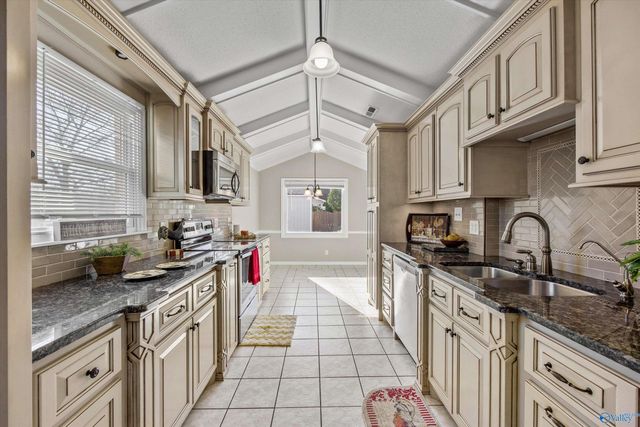 1821 SW Fitzgerald Drive, Decatur, AL 35603