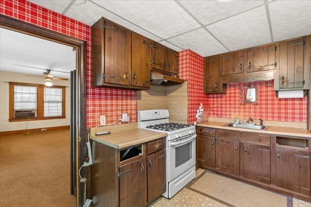 1055 S Franklin St, Holbrook, MA 02343