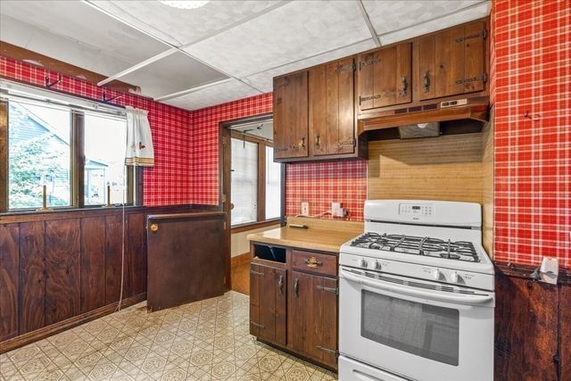 1055 S Franklin St, Holbrook, MA 02343