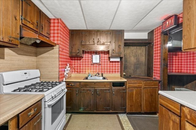 1055 S Franklin St, Holbrook, MA 02343