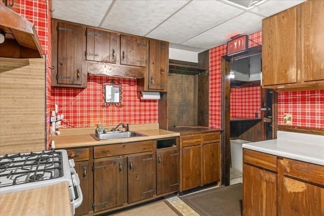 1055 S Franklin St, Holbrook, MA 02343
