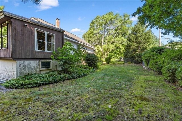 1055 S Franklin St, Holbrook, MA 02343